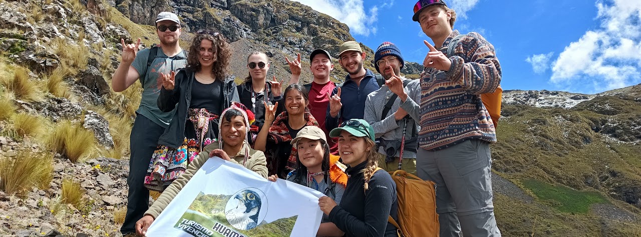 Grupo explorando los Andes de manera auténtica