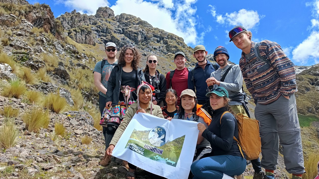 Grupo de visitantes con la comunidad